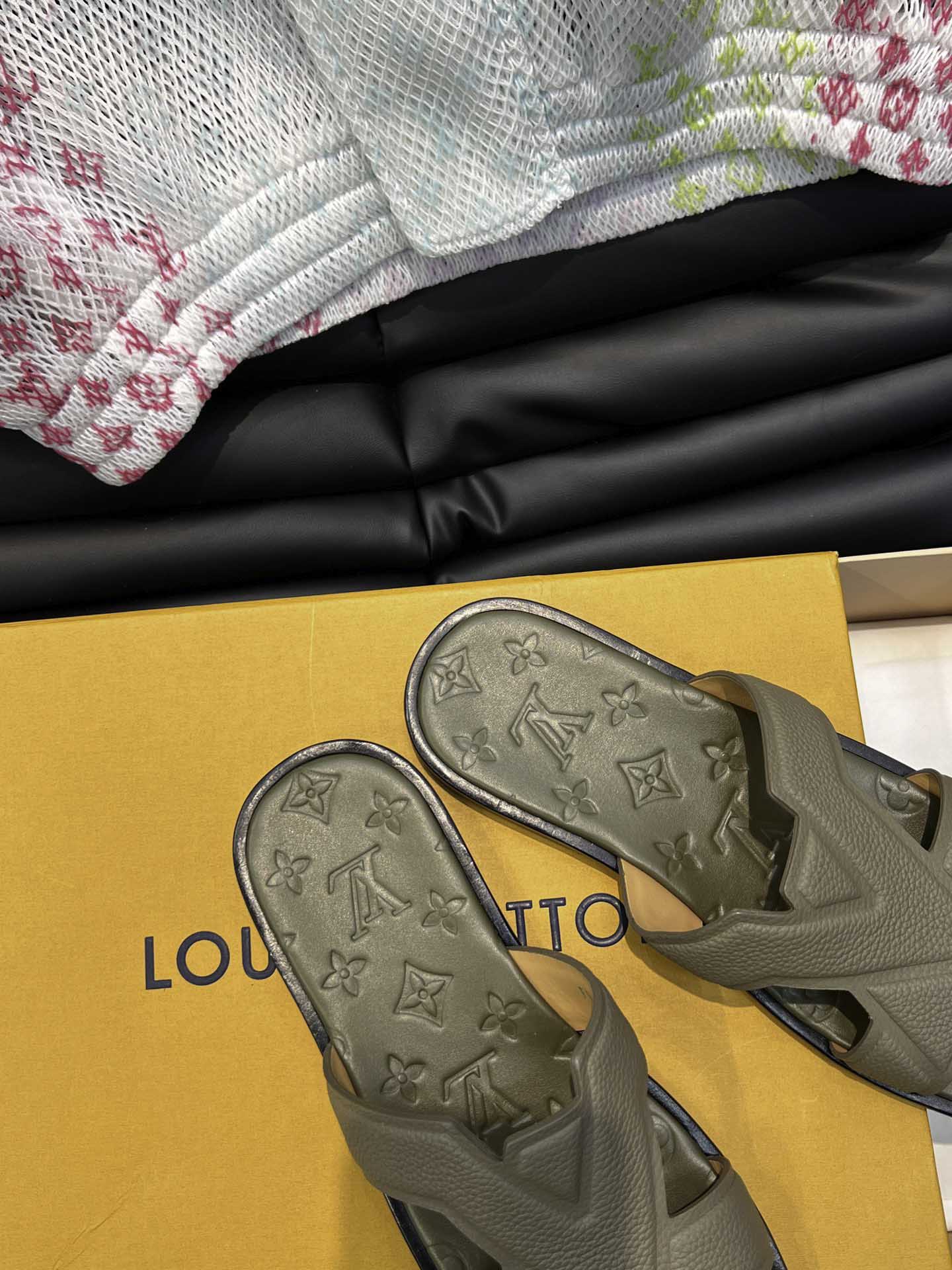 Dép LV Oasis Mule Taupe Monogram Leather Logo Best Quality