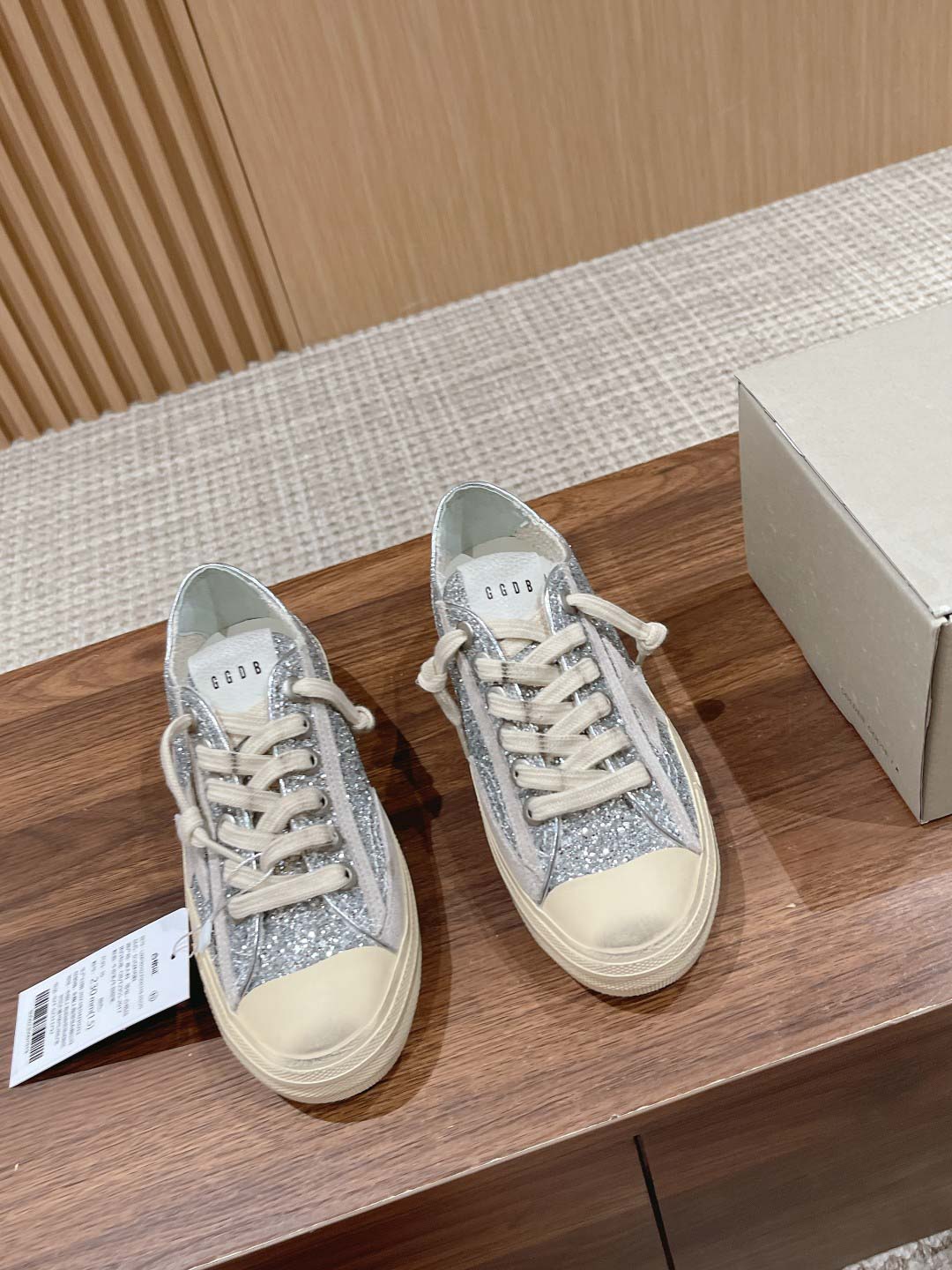 Giày Golden Goose Deluxe Brand V-Star Glittered Lace-Up Best Quality