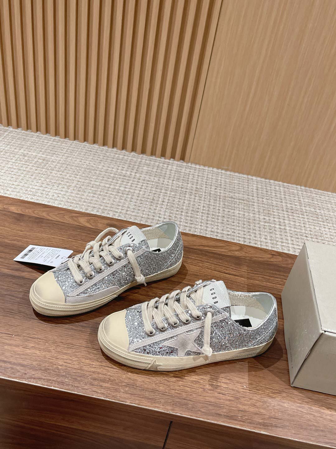 Giày Golden Goose Deluxe Brand V-Star Glittered Lace-Up Best Quality