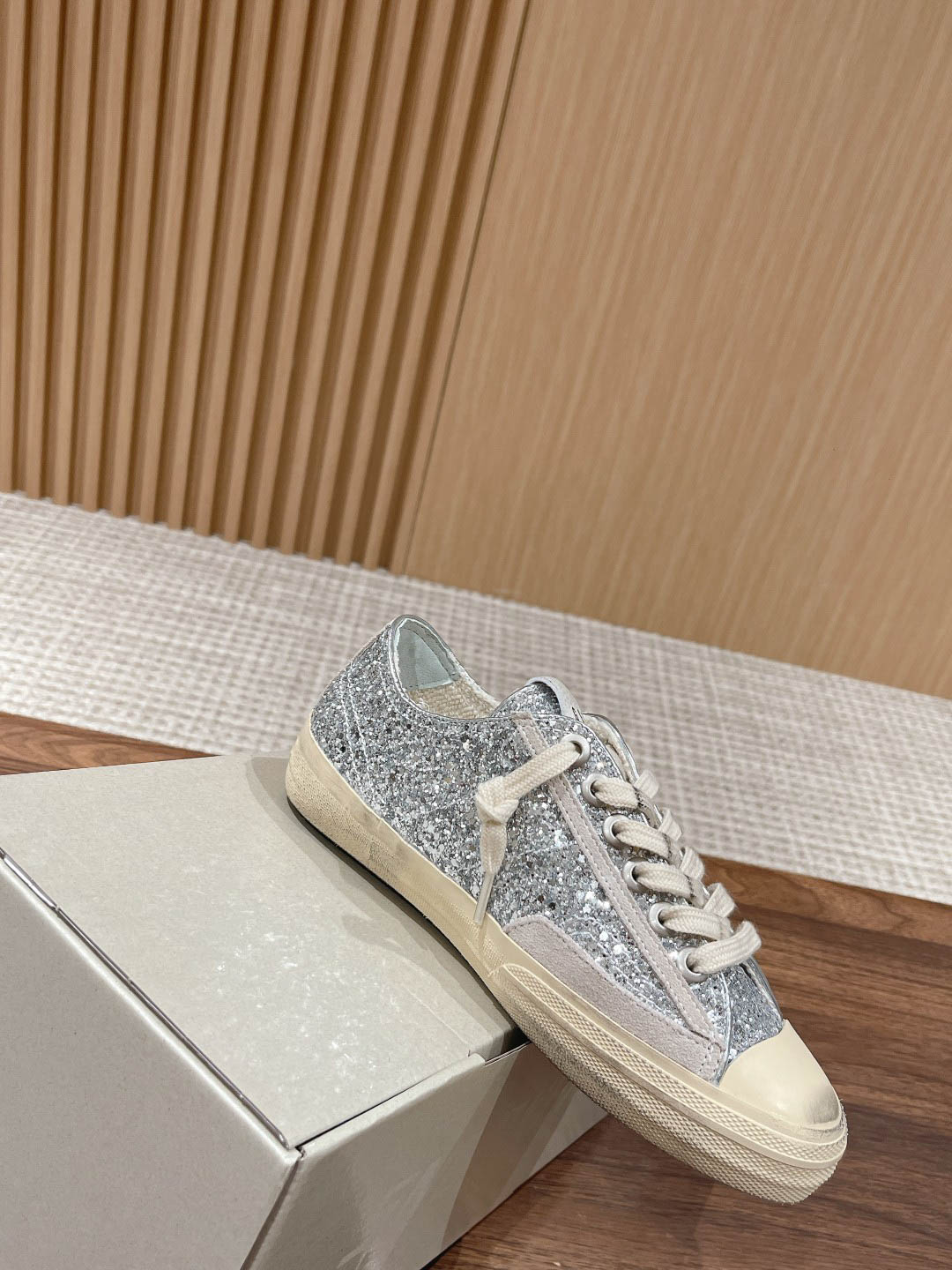 Giày Golden Goose Deluxe Brand V-Star Glittered Lace-Up Best Quality
