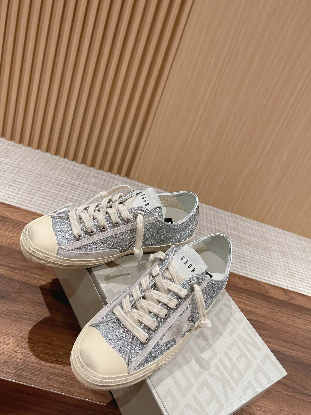 Giày Golden Goose Deluxe Brand V-Star Glittered Lace-Up Best Quality
