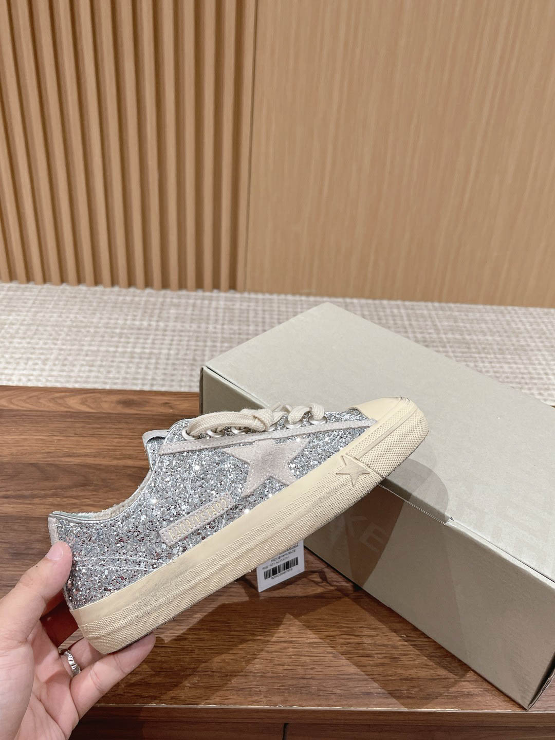 Giày Golden Goose Deluxe Brand V-Star Glittered Lace-Up Best Quality