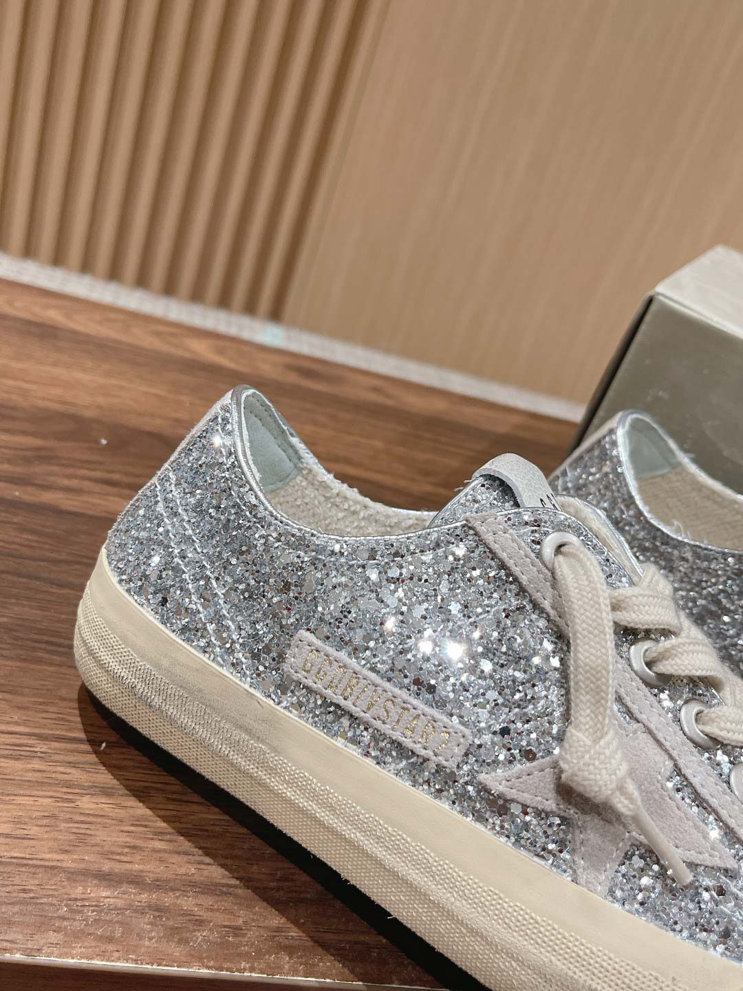Giày Golden Goose Deluxe Brand V-Star Glittered Lace-Up Best Quality
