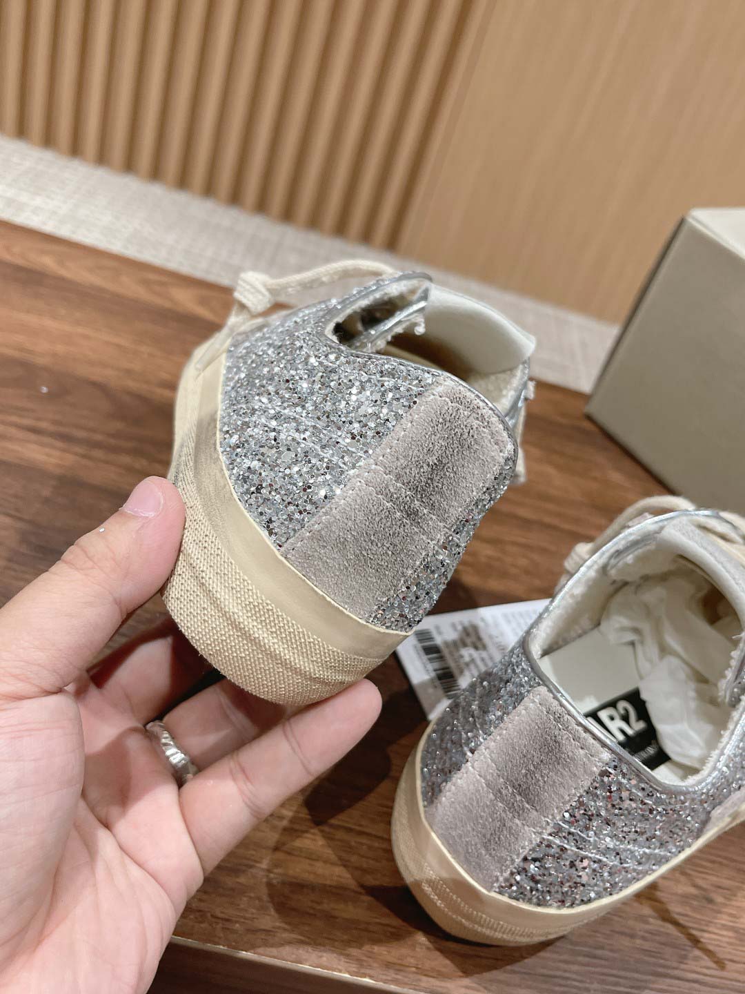Giày Golden Goose Deluxe Brand V-Star Glittered Lace-Up Best Quality