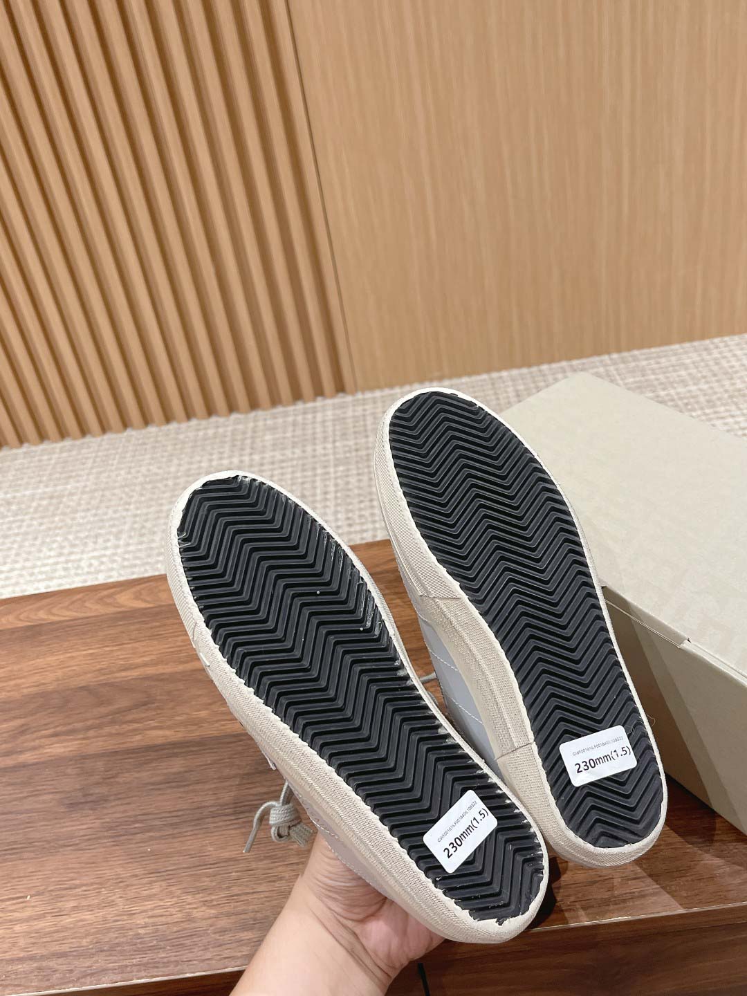 Giày Golden Goose Women's Metallic Silver V-star 2 Sneakers Best Quality