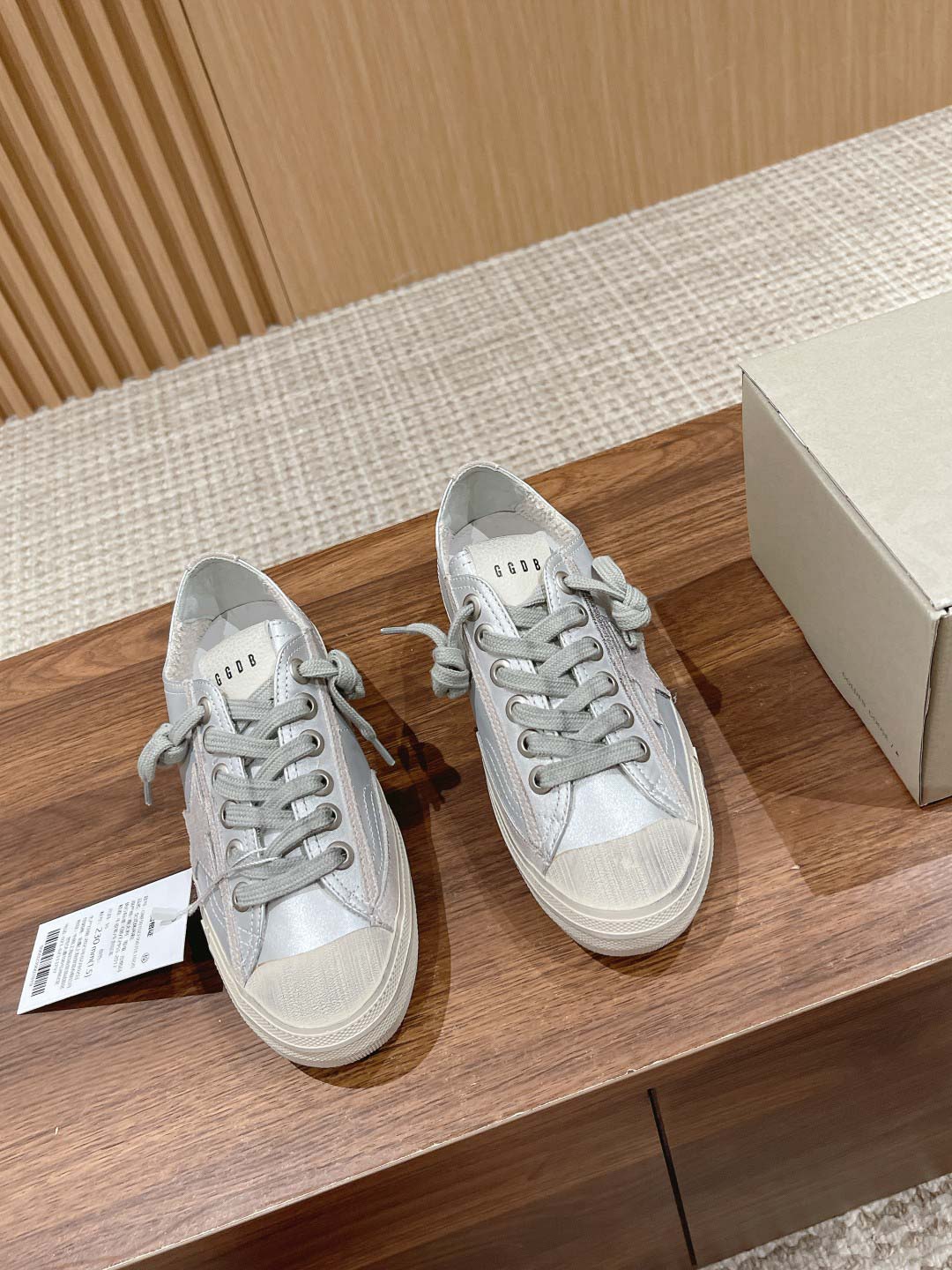 Giày Golden Goose Women's Metallic Silver V-star 2 Sneakers Best Quality