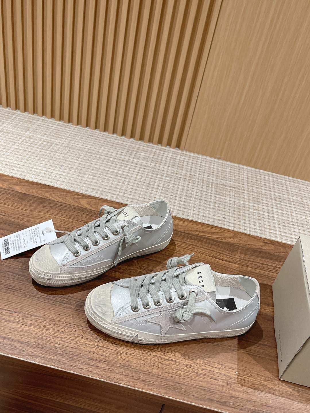 Giày Golden Goose Women's Metallic Silver V-star 2 Sneakers Best Quality