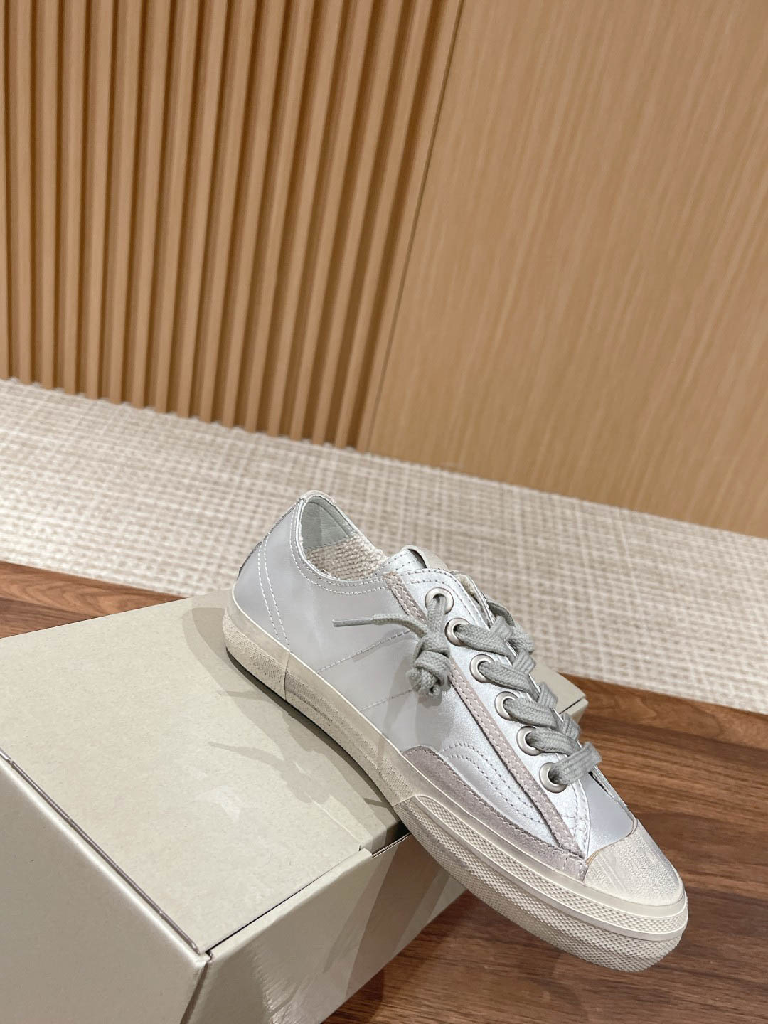 Giày Golden Goose Women's Metallic Silver V-star 2 Sneakers Best Quality