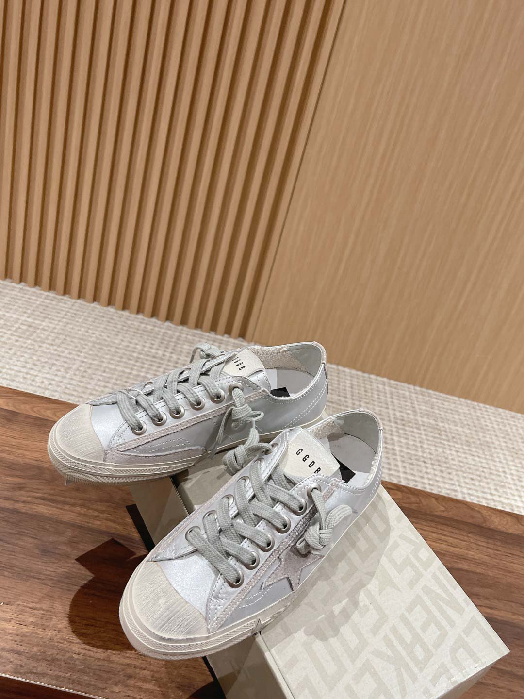 Giày Golden Goose Women's Metallic Silver V-star 2 Sneakers Best Quality