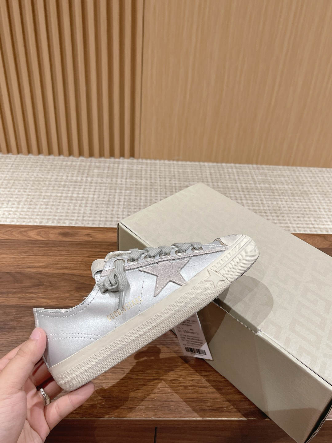 Giày Golden Goose Women's Metallic Silver V-star 2 Sneakers Best Quality