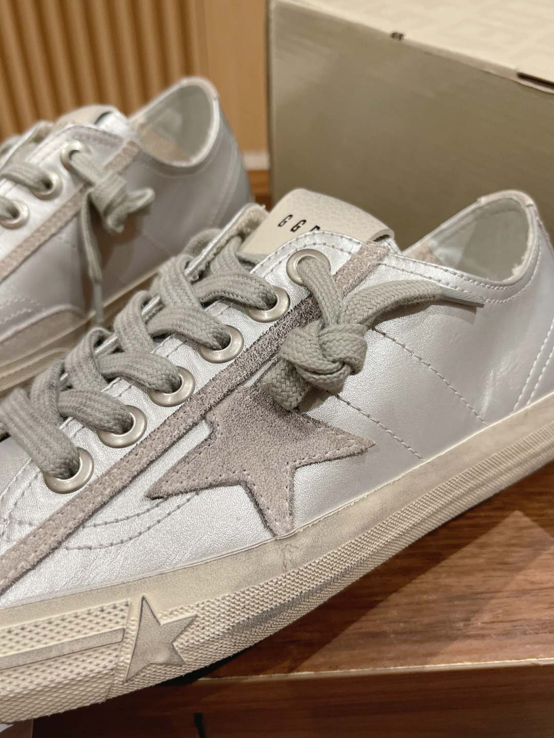 Giày Golden Goose Women's Metallic Silver V-star 2 Sneakers Best Quality