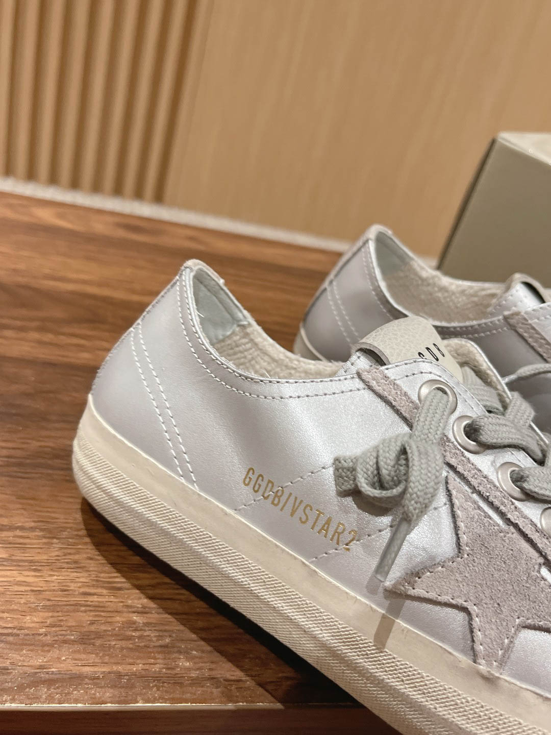 Giày Golden Goose Women's Metallic Silver V-star 2 Sneakers Best Quality