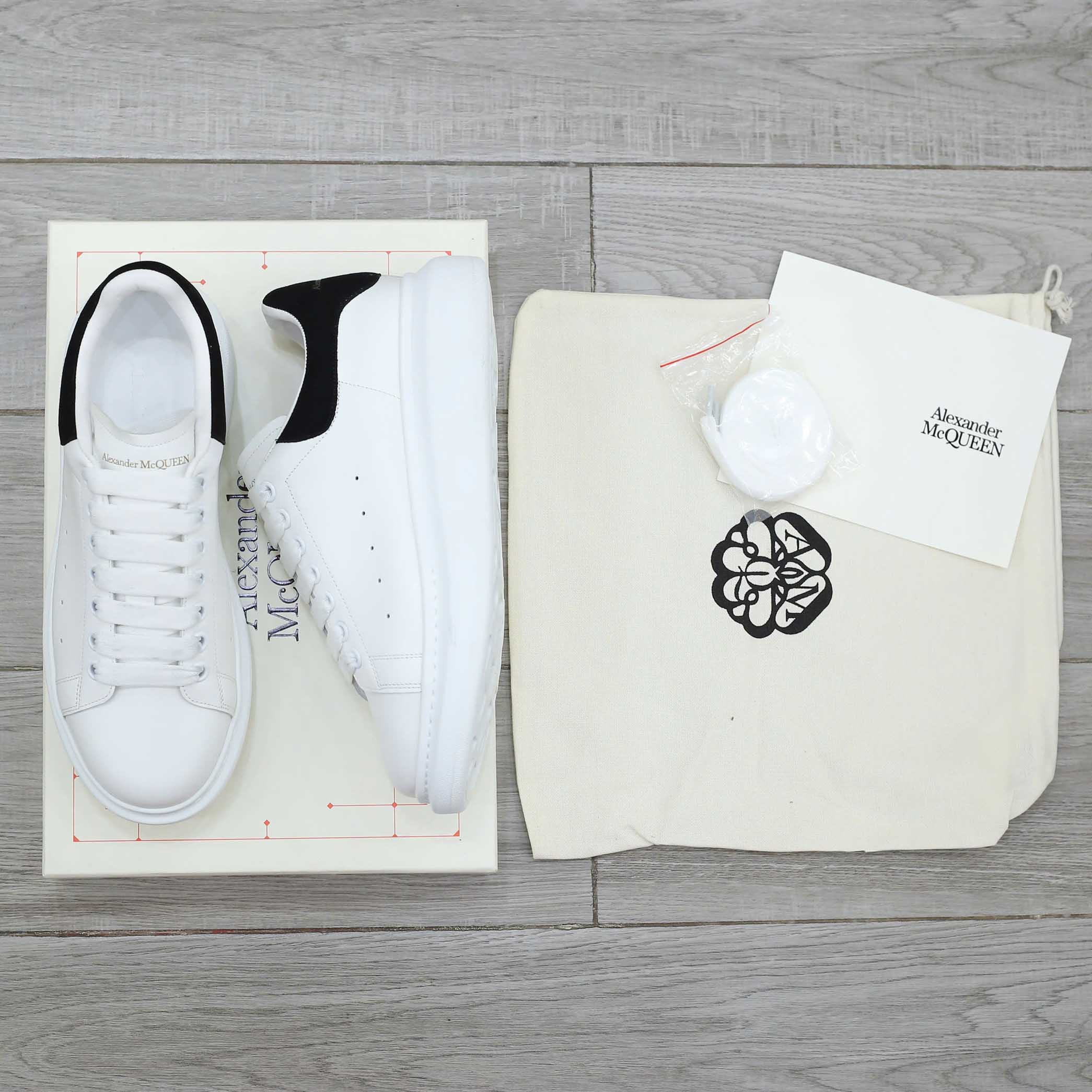 Giày Alexander Mcqueen Gót Nhung Đen Like Auth