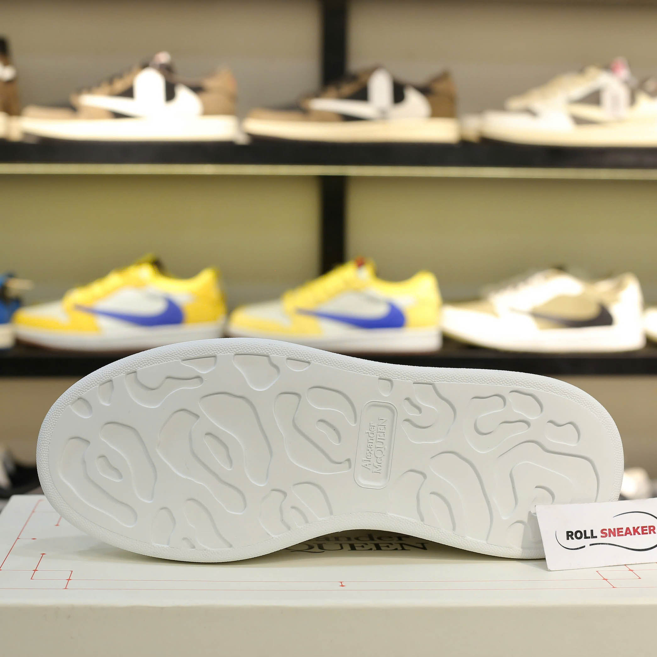 Giày Alexander Mcqueen Gót Nhung Đen Like Auth