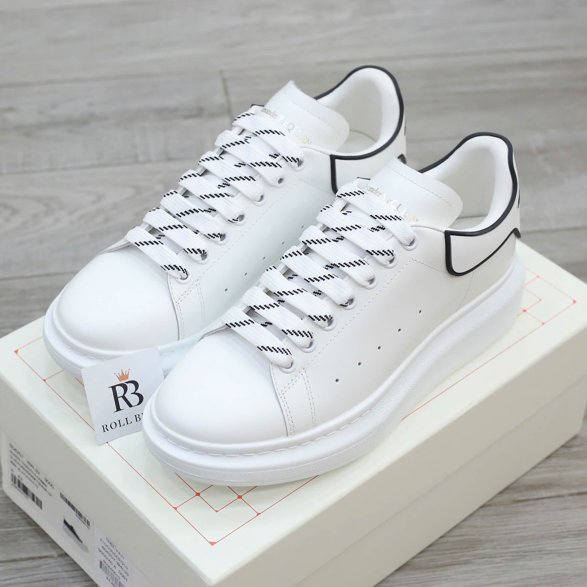 Giày Alexander Mcqueen Oversized Trắng gót chữ đen nổi Best Quality