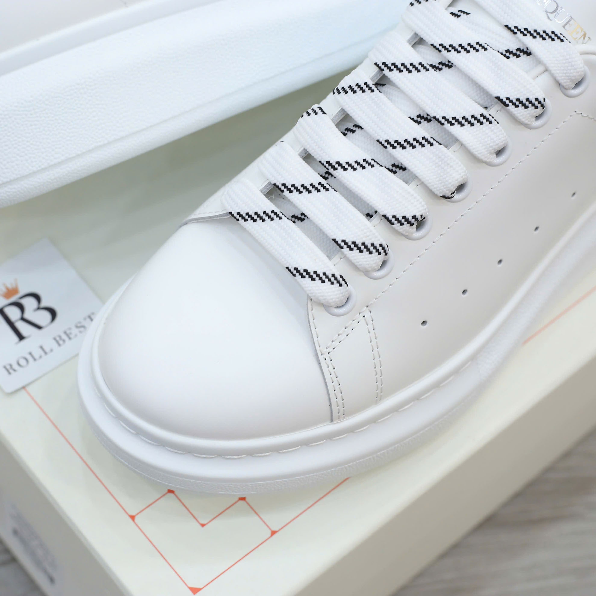 Giày Alexander Mcqueen Oversized Trắng gót chữ đen nổi Best Quality