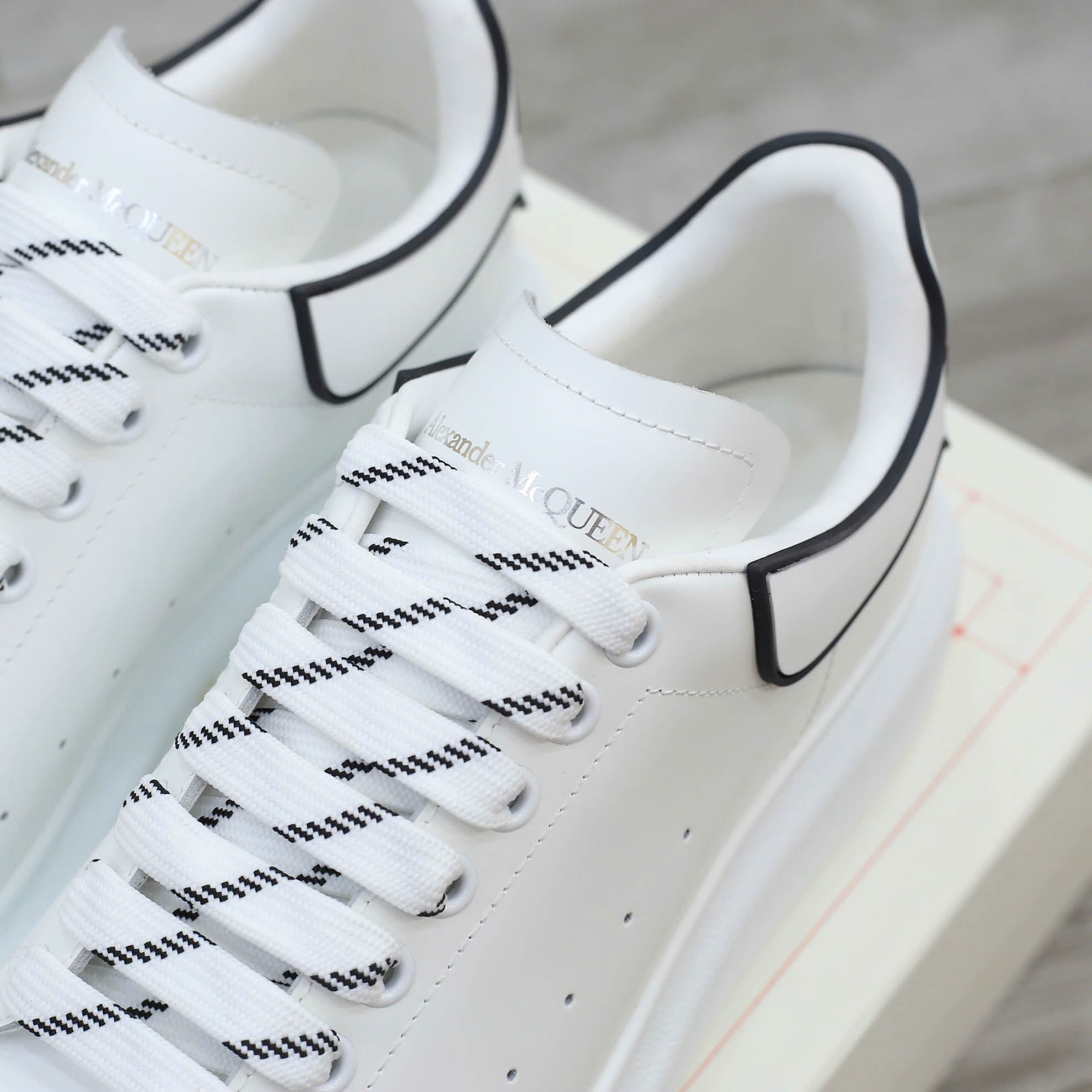 Giày Alexander Mcqueen Oversized Trắng gót chữ đen nổi Best Quality