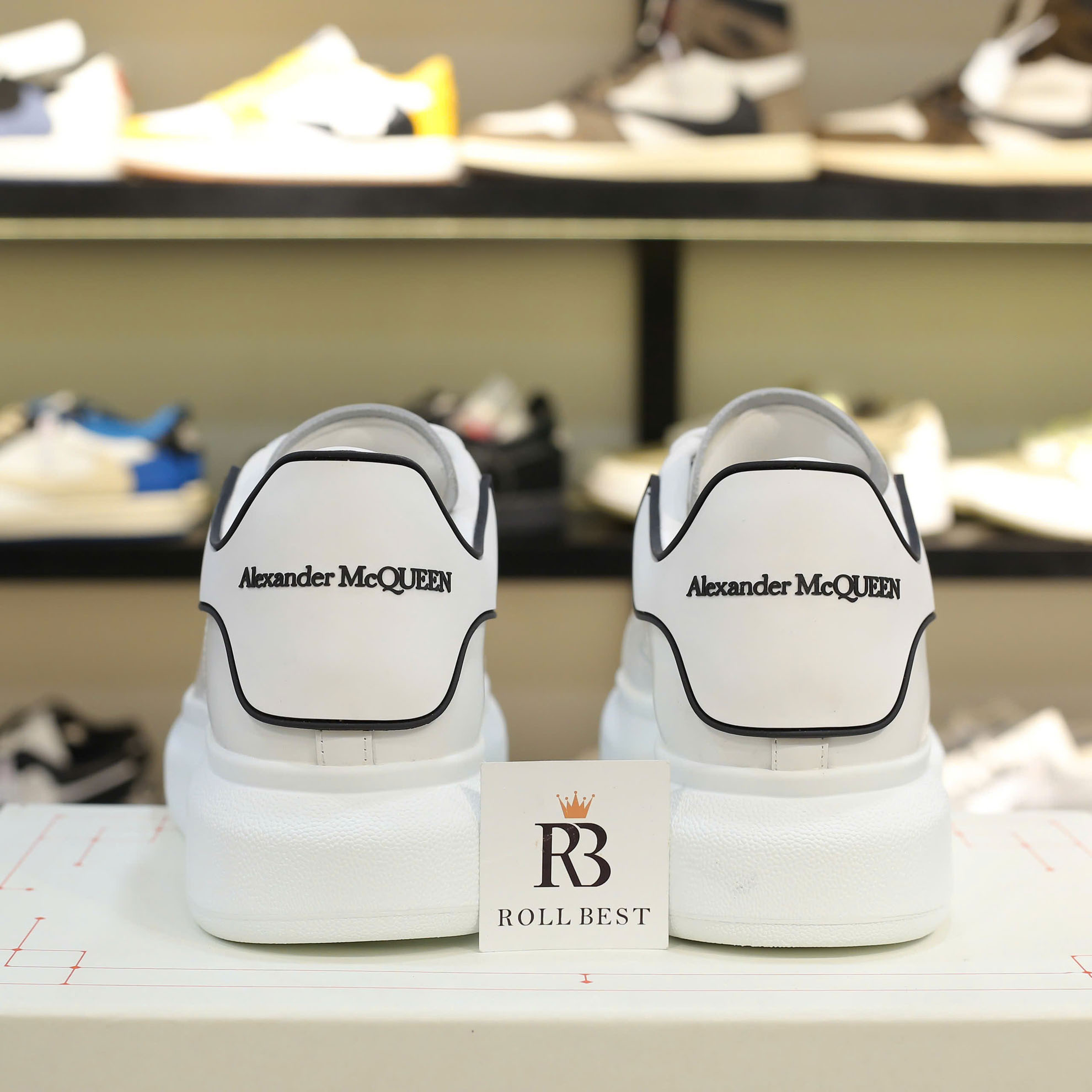 Giày Alexander Mcqueen Oversized Trắng gót chữ đen nổi Best Quality