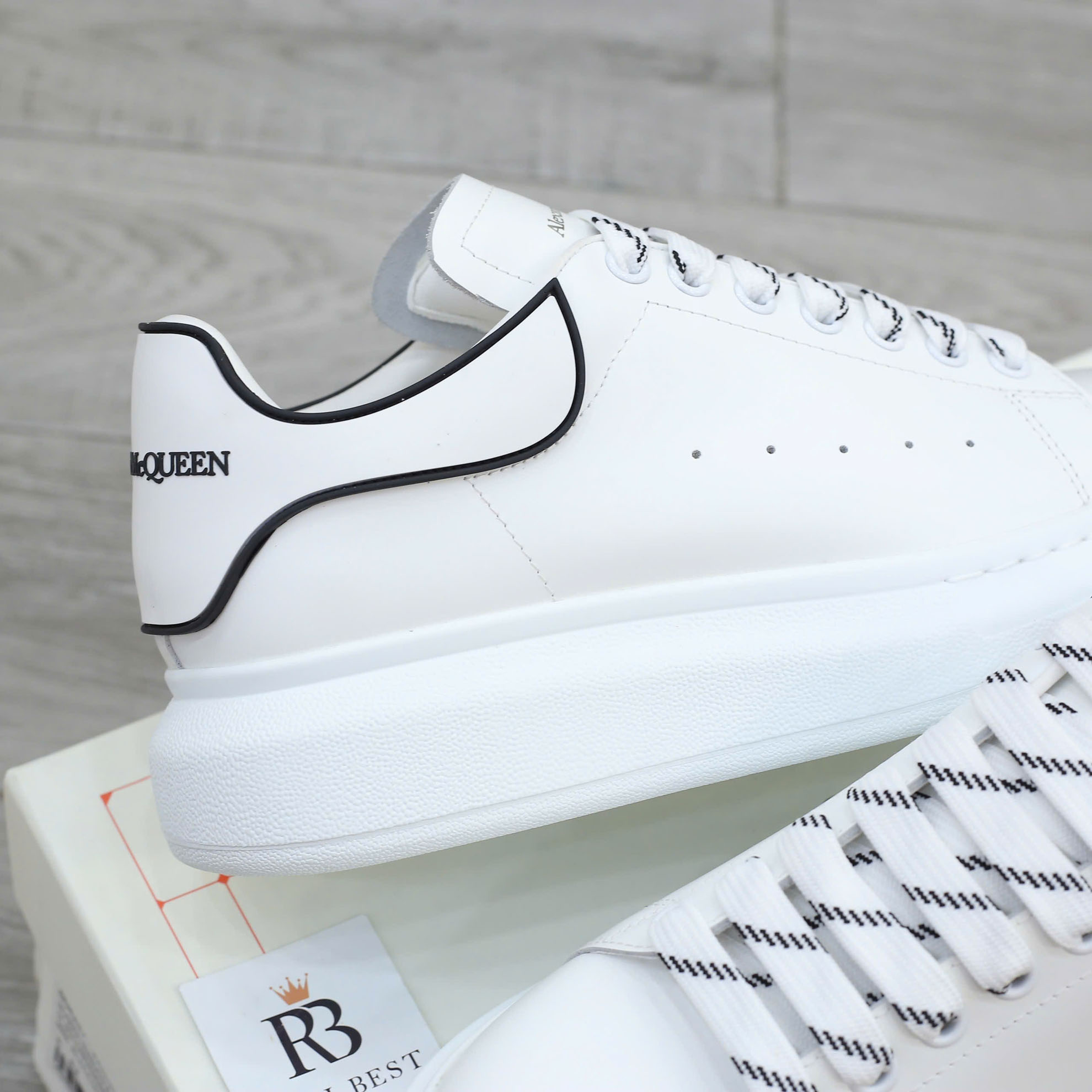 Giày Alexander Mcqueen Oversized Trắng gót chữ đen nổi Best Quality