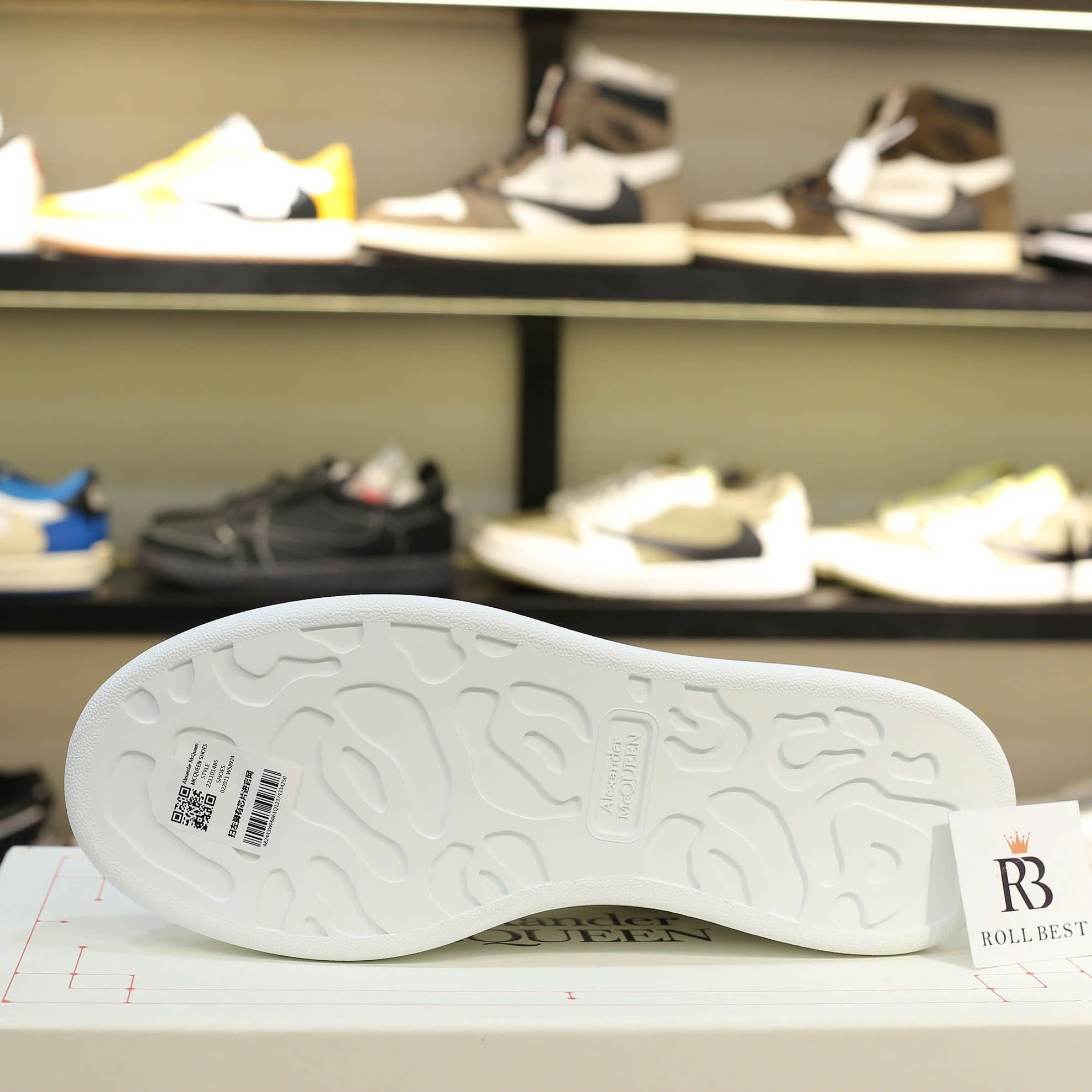 Giày Alexander Mcqueen Oversized Trắng gót chữ đen nổi Best Quality