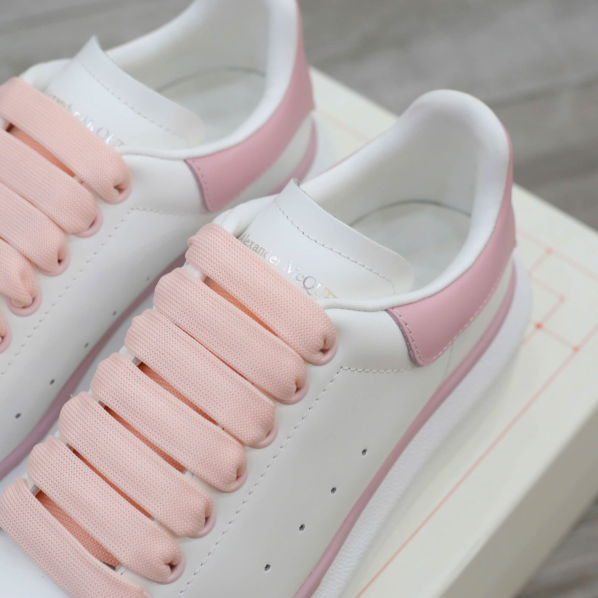 Giày Alexander McQueen Oversized White Ice Pink Best Quality