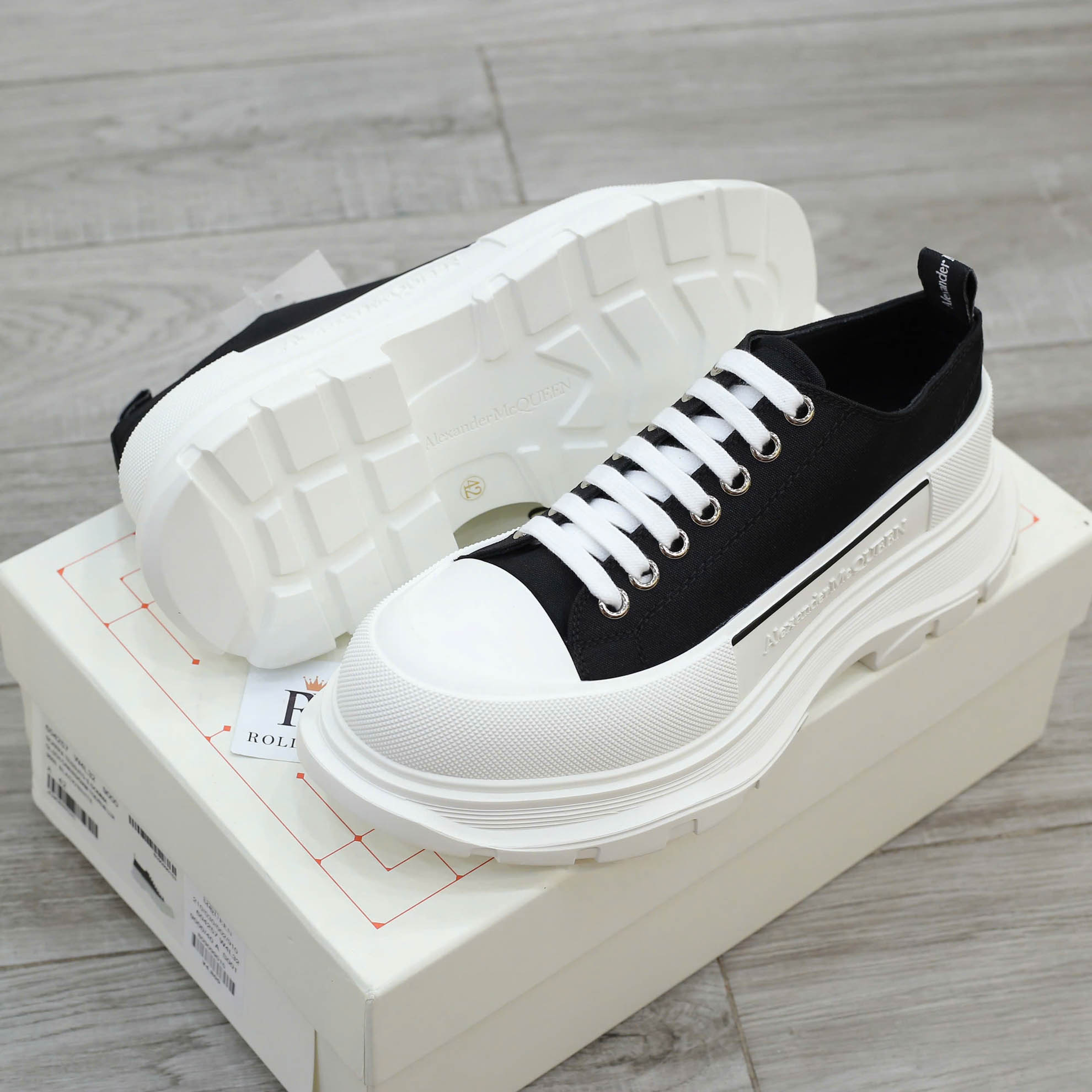 Giày Alexander McQueen Tread Slick Low Top Black/White Canvas Best Quality