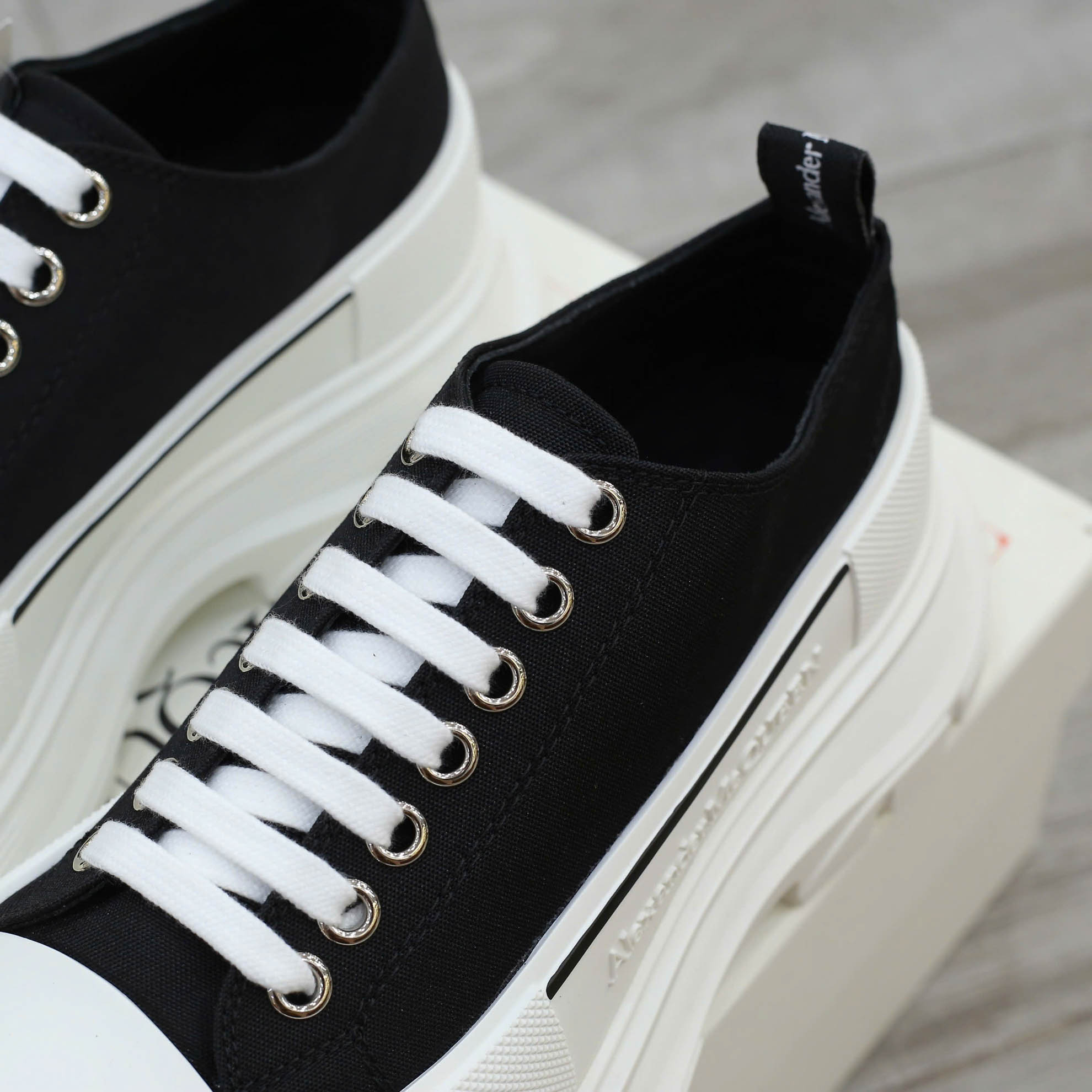 Giày Alexander McQueen Tread Slick Low Top Black/White Canvas Best Quality