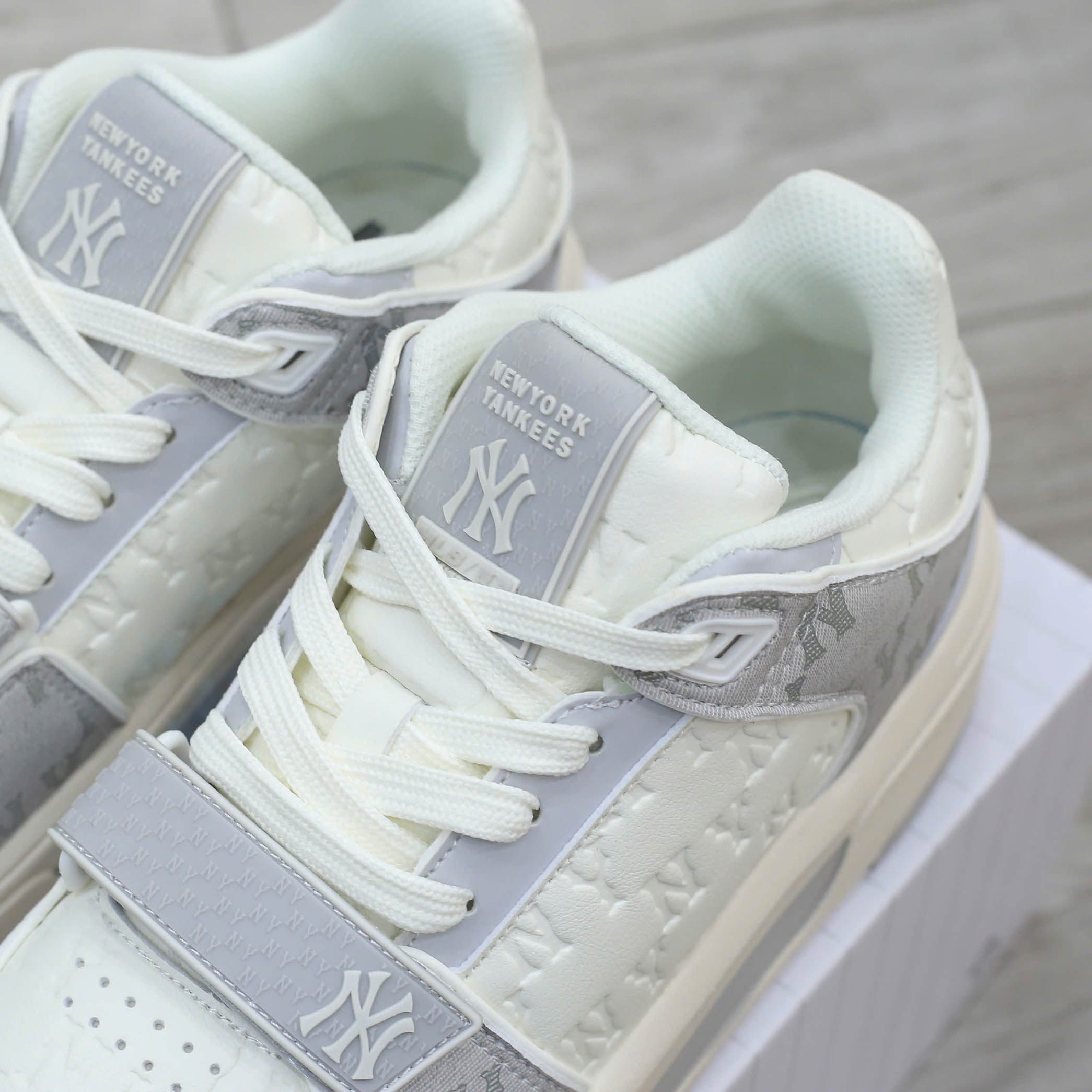 Giày MLB Chunky Liner Mid Classic Monogram NY Grey dập chìm Like Auth