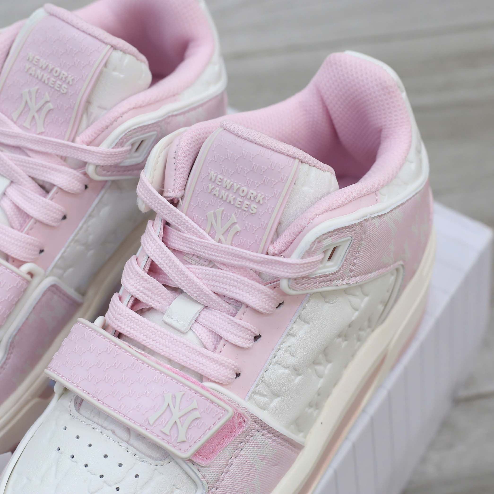 Giày MLB Chunky Liner Mid Classic Monogram NY Pink dập chìm Like Auth