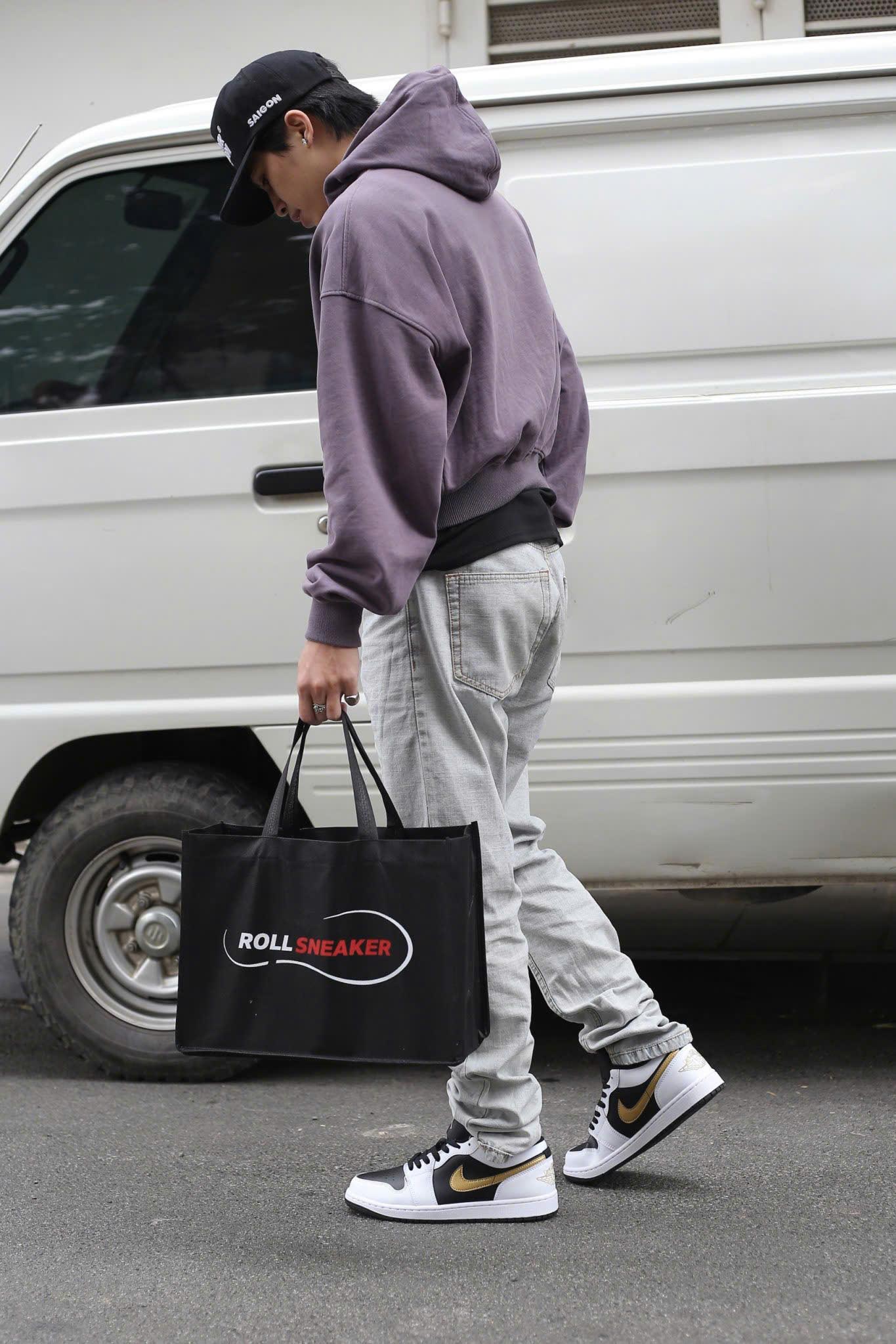 Onfeet Giày Nike Air Jordan 1 Low White Black Metallic Gold Swoosh Best Quality