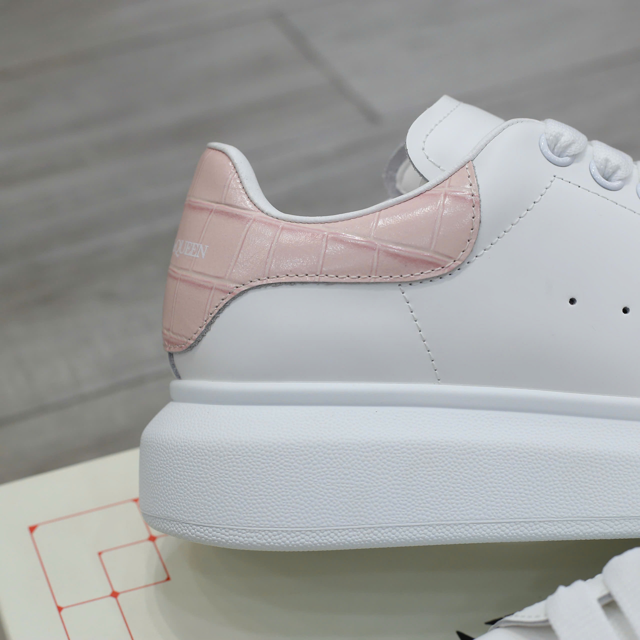 Giày Alexander Mcqueen Trắng Gót Hồng Vân Cá Sấu Chuẩn 99% Auth