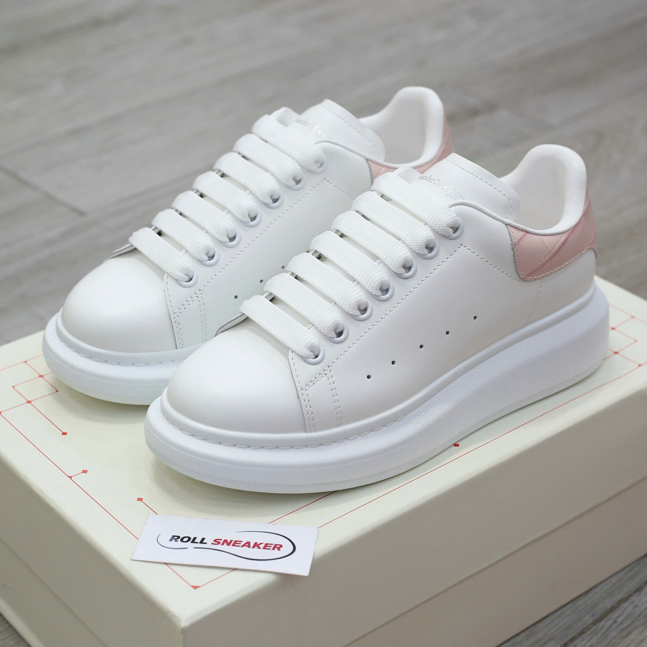 Giày Alexander Mcqueen Trắng Gót Hồng Vân Cá Sấu Chuẩn 99% Auth