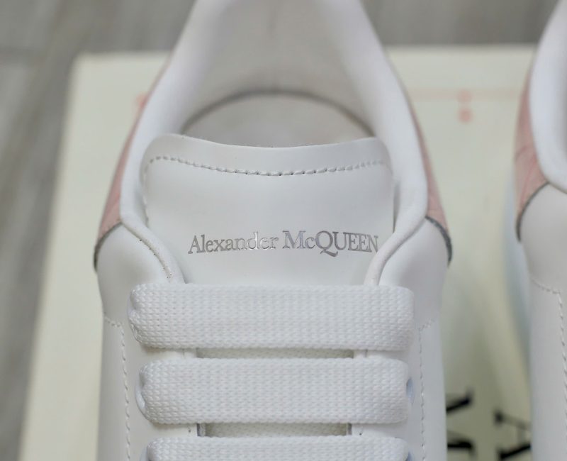 Giày Alexander Mcqueen Trắng Gót Hồng Vân Cá Sấu Chuẩn 99% Auth