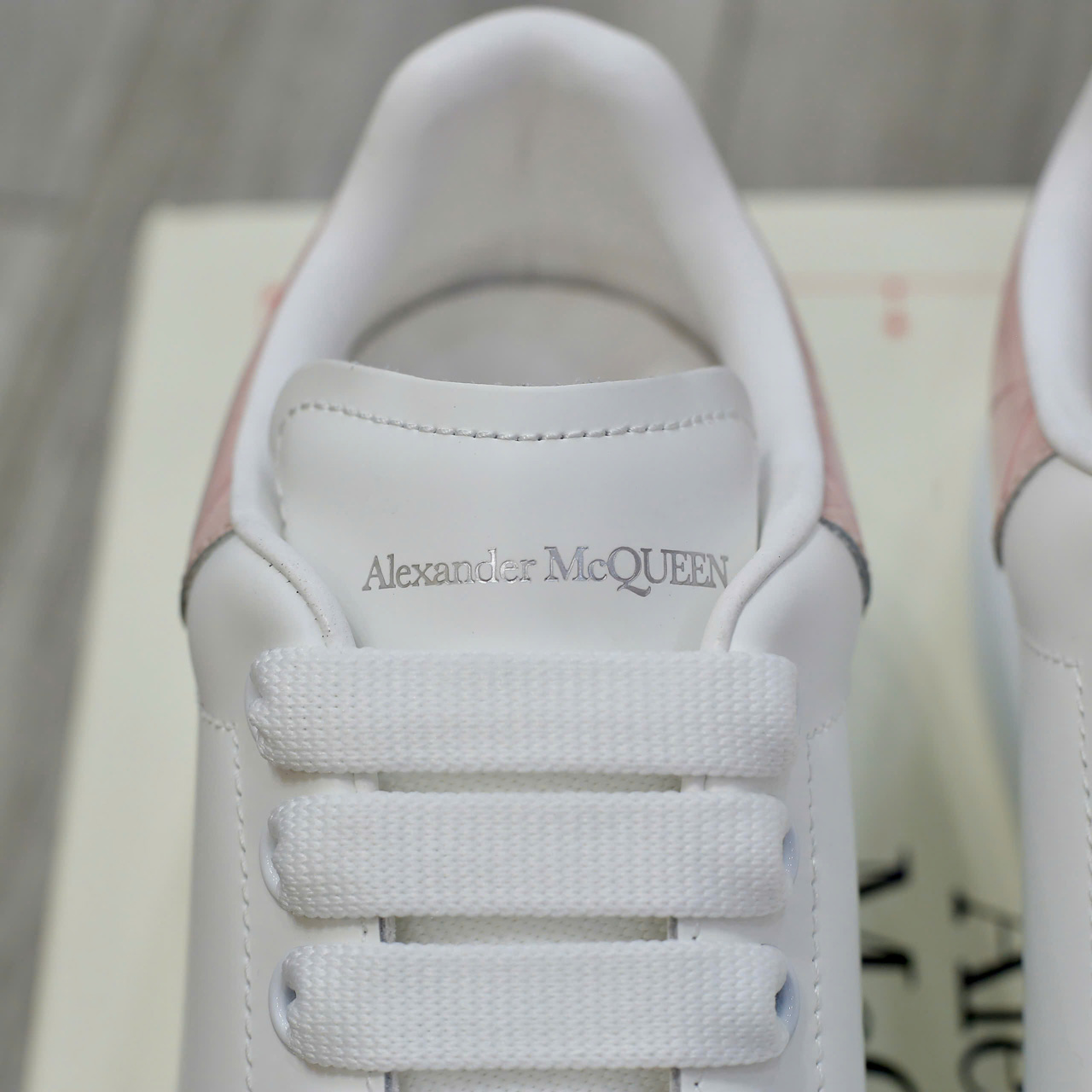 Giày Alexander Mcqueen Trắng Gót Hồng Vân Cá Sấu Chuẩn 99% Auth