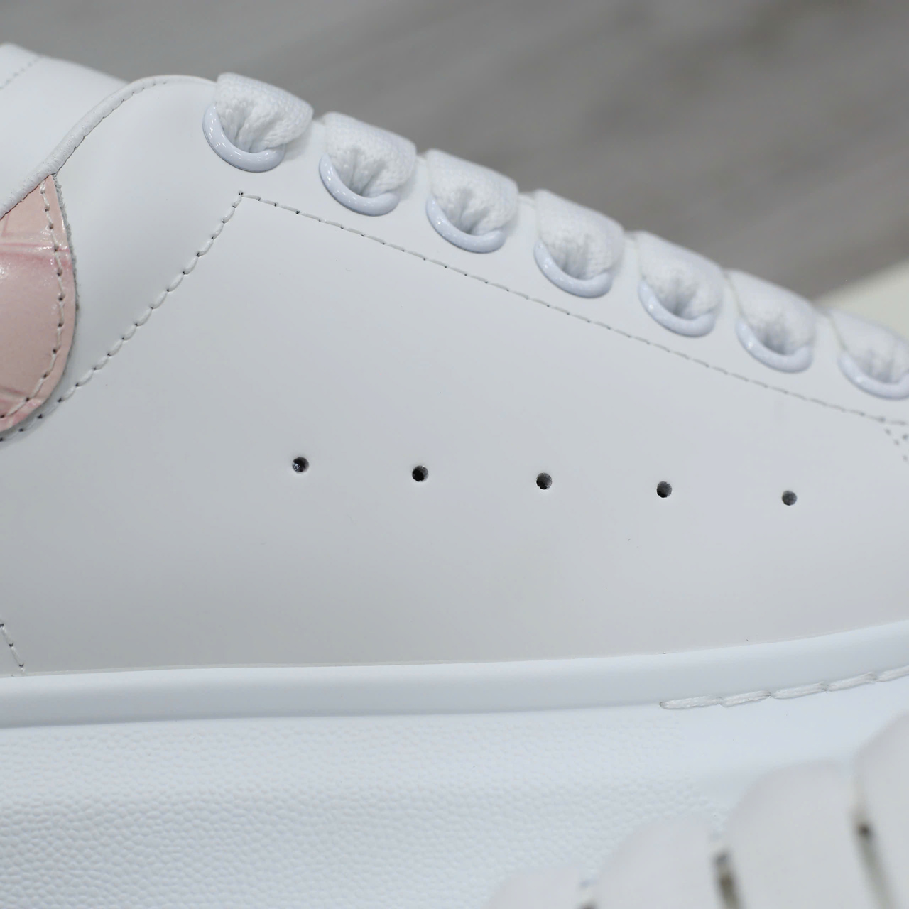 Giày Alexander Mcqueen Trắng Gót Hồng Vân Cá Sấu Chuẩn 99% Auth