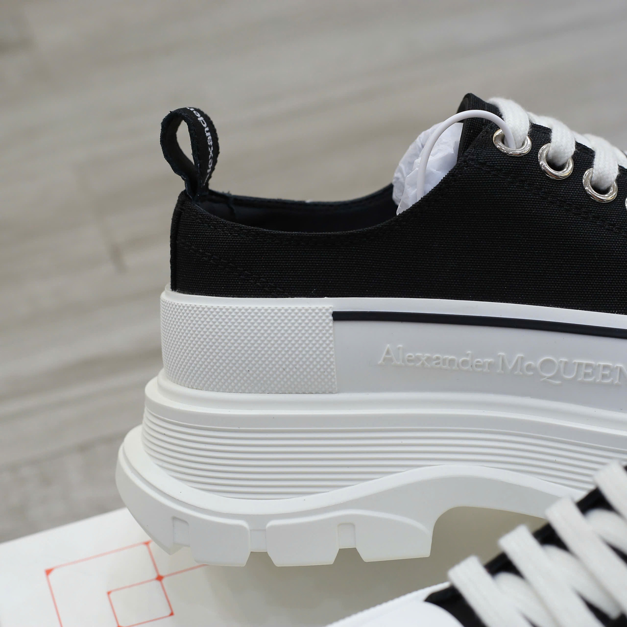 Giày Alexander Mcqueen Tread Slick ‘Black’ Chuẩn 99% Auth