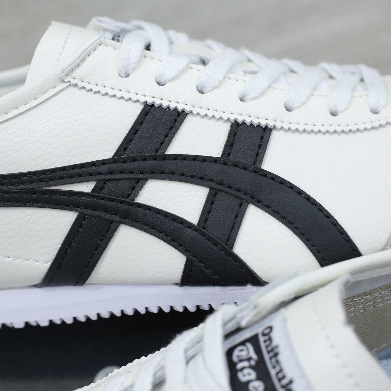 Giày Onitsuka Tiger Mexico 66 White Black