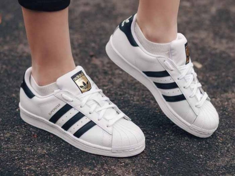 Huyền thoại Superstar với mũi giày vỏ sò, form chuẩn, biểu tượng streetwear bất tử.