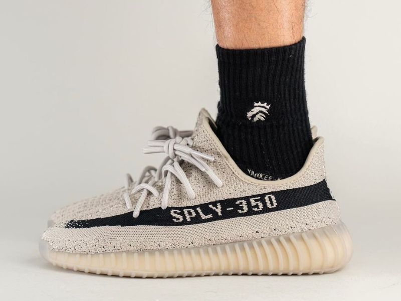 Yeezy limited, thiết kế phá cách, món đồ sưu tập không thể thiếu.