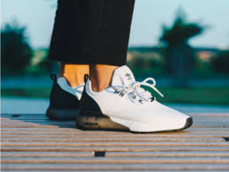 ZX 2K Boost futuristic, phối màu nổi bật, đệm êm, form hiện đại.