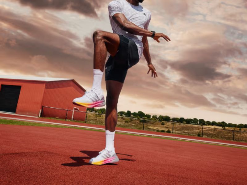 Ultra Boost công nghệ Boost êm ái, vừa chạy bộ vừa nổi bật trên phố.