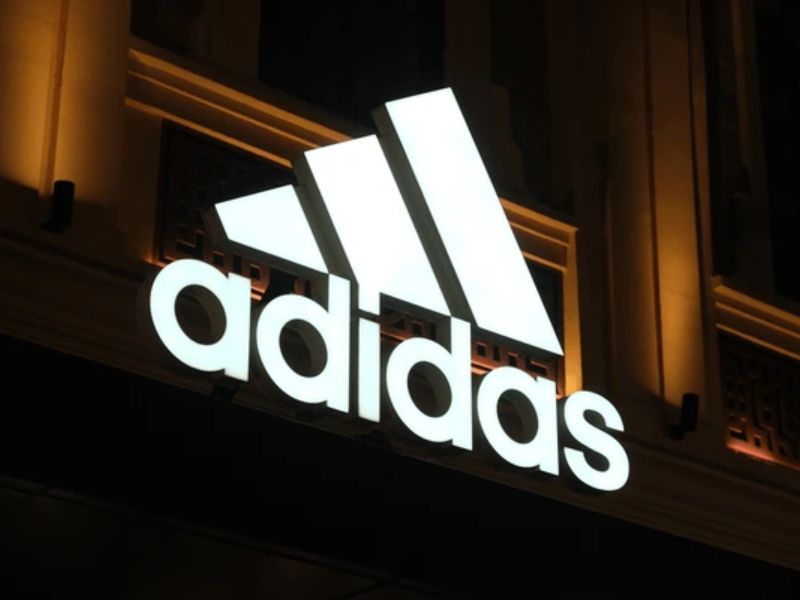 Adidas – từ những đôi giày bóng rổ Đức cổ điển đến biểu tượng streetwear toàn cầu.
