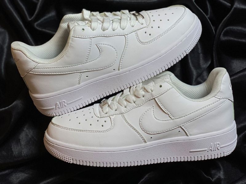 Air Force 1 ra mắt 1982, khởi nguồn cho sneaker streetwear với form đơn giản và đệm Air êm ái.
