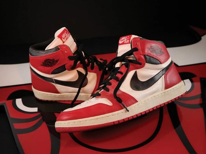 Air Jordan xuất hiện 1985 cùng Michael Jordan, trở thành biểu tượng thể thao và sưu tập với thiết kế táo bạo.