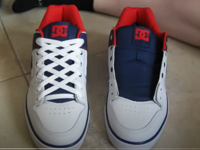 Buộc dây hình kim cương cầu kỳ, tạo họa tiết bắt mắt trên thân giày.