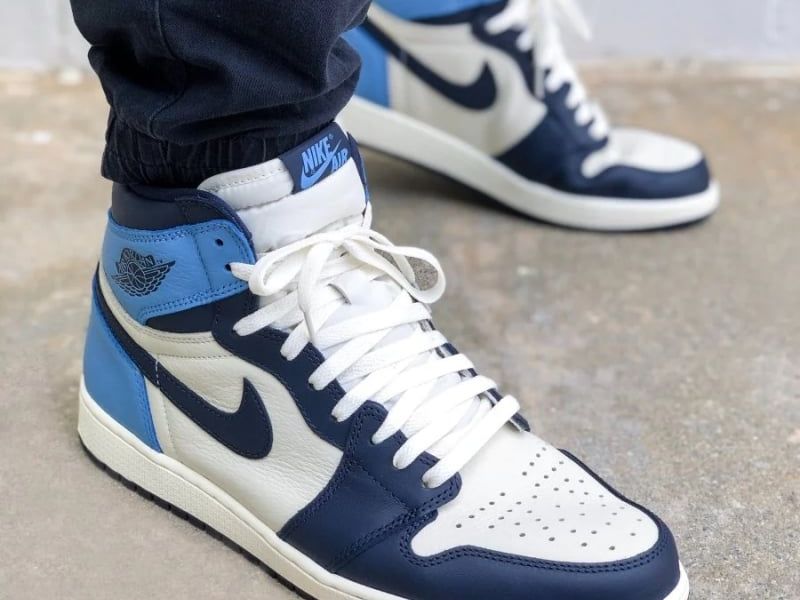 Buộc dây qua ren lưỡi gà để cố định form, hạn chế tuột gót khi vận động.