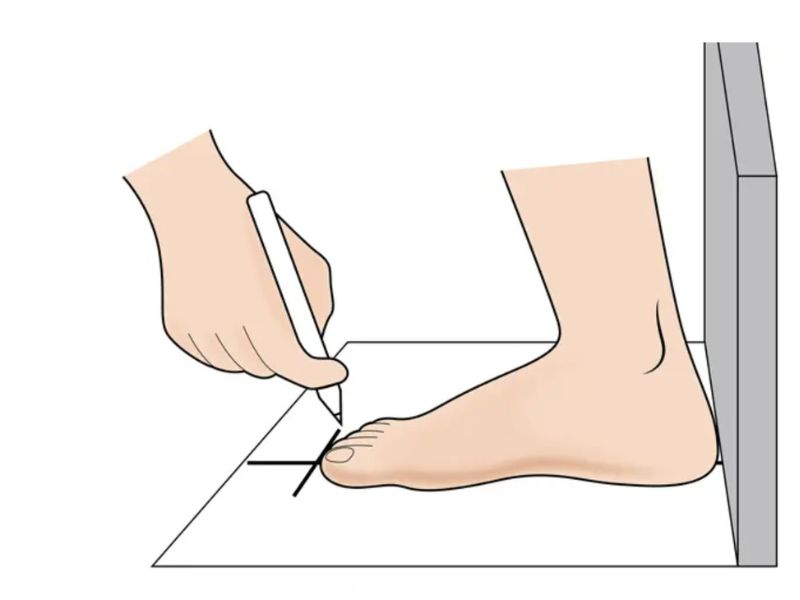 Hướng dẫn đo chiều dài bàn chân tại nhà đơn giản để chọn size giày Samba vừa vặn.