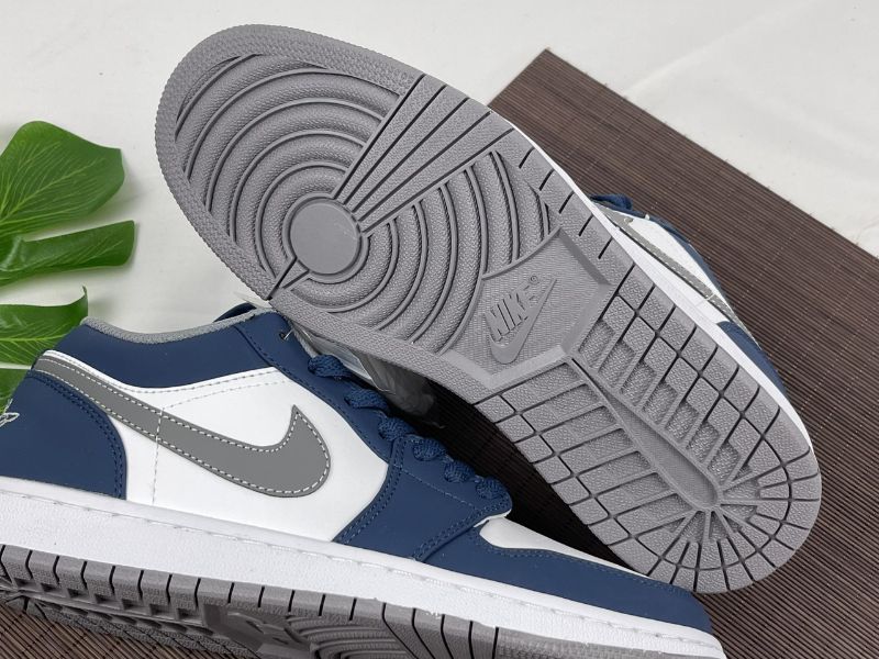 Họa tiết rãnh, logo và đường nối midsole-upper rõ nét, keo dán sạch, đế đàn hồi.