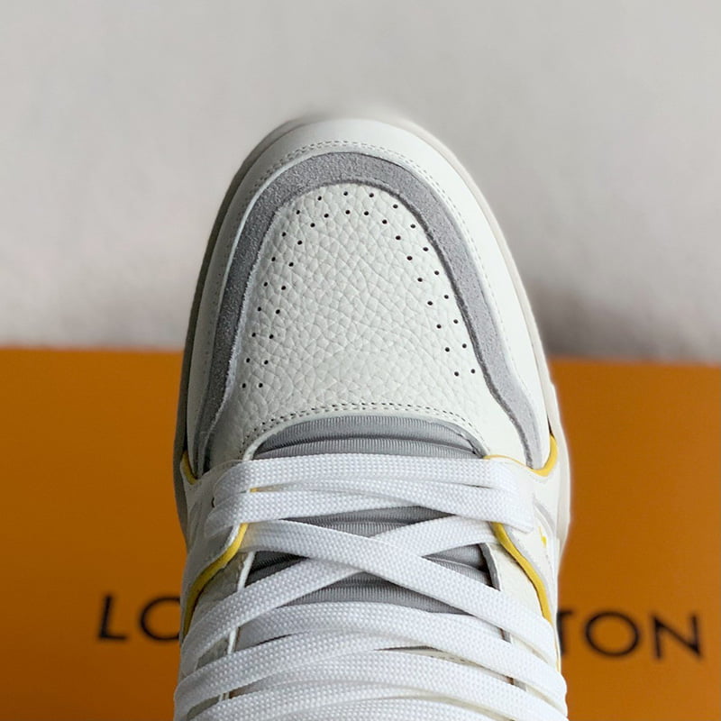 Đường may trên giày Louis Vuitton chính hãng đều, chắc, mịn – dấu hiệu không thể nhầm.