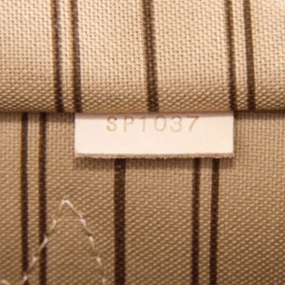 Mã code trên giày Louis Vuitton – cách nhanh nhất để xác minh tính chính hãng.